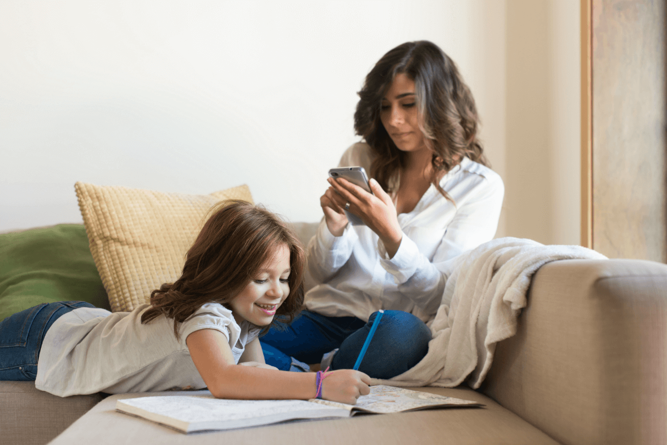 mom smartphone daughter drawing